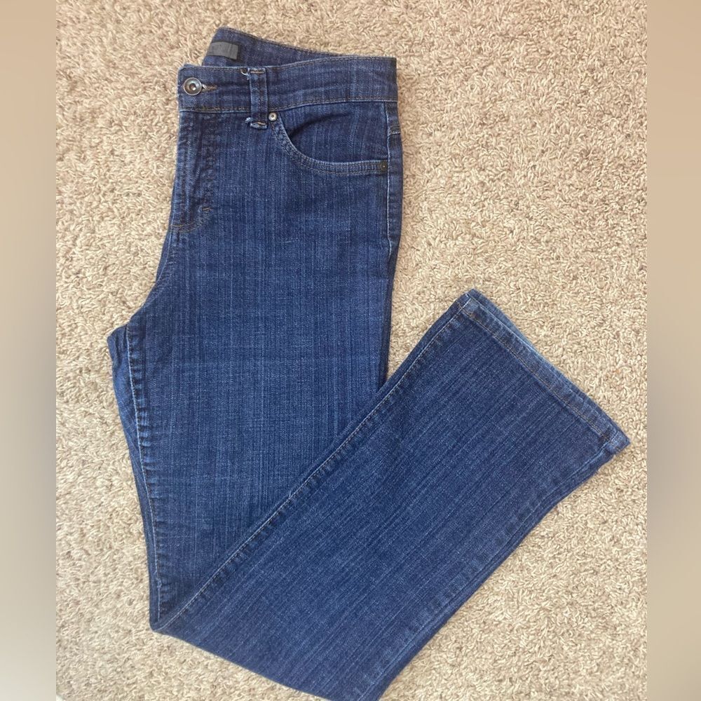 Nine West bootcut straight stretch jeans w/flap fastened back pockets run big